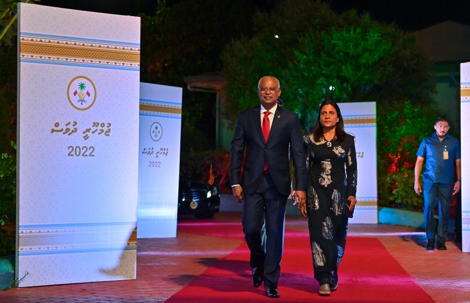 ޖުމްހޫރީ ދުވަހުގެ ރަސްމީ ޖަލްސާ އަށް ރައީސް އިބްރާހިމް މުހައްމަދު ސޯލިހާއި އަނބިކަނބަލުން ފަޒްނާ އަހުމަދު ދަރުބާރުގެ އަށް ވަޑައިގަންނަވަނީ.--- ފޮޓޯ؛ ރައީސް އޮފީސް