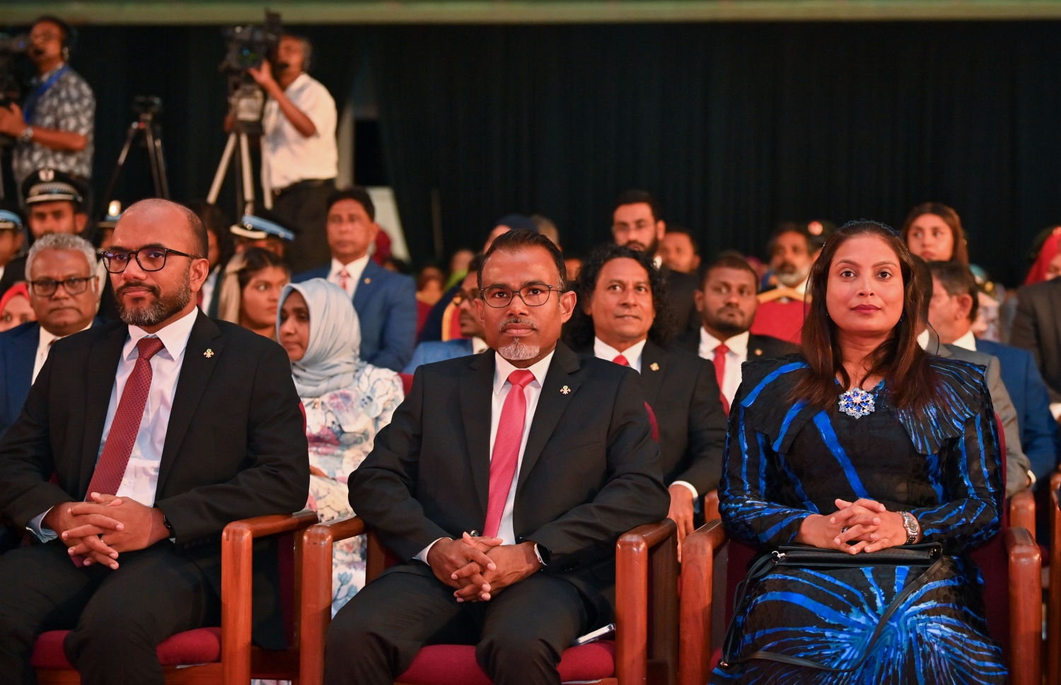 މި އަހަރުގެ ޖުމްހޫރީ ދުވަހުގެ ރަސްމީ ޖަލްސާގައި (ކ-ވ) އެޑިއުކޭޝަން މިނިސްޓަރު ޑރ. އައިޝަތު އަލީ އާއި ބަންޑާރަ ނައިބު އިބްރާހިމް ރިފްއަތު އަދި ފިނޭންސް މިނިސްޓަރު އިބްރާހިމް އަމީރު ބައިވެރިވެވަޑައިގަންނަވަނީ.---ފޮޓޯ: ރައީސް އޮފީސް