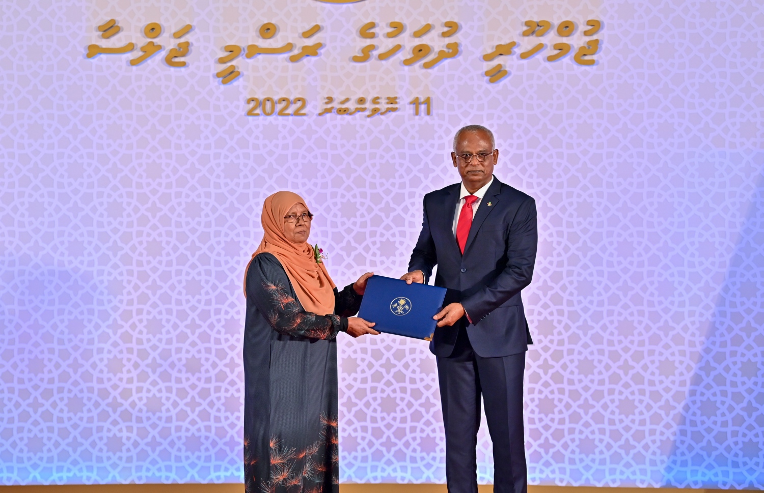 މަތީ ދަރަޖަ ހޯދި މީހަކަށް، ރައީސް އިބްރާހިމް މުހައްމަދު ސޯލިހު ހާއްސަ އިނާމު ހަވާލުކޮށްދެއްވަނީ.--- ފޮޓޯ: ރައީސް އޮފީސް