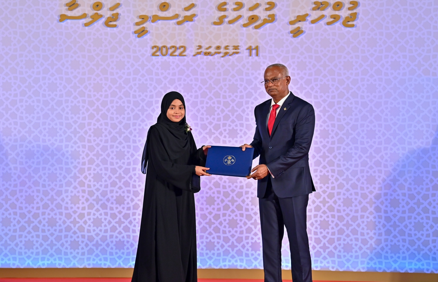 މަތީ ދަރަޖަ ހޯދި މީހަކަށް، ރައީސް އިބްރާހިމް މުހައްމަދު ސޯލިހު ހާއްސަ އިނާމު ހަވާލުކޮށްދެއްވަނީ.--- ފޮޓޯ: ރައީސް އޮފީސް