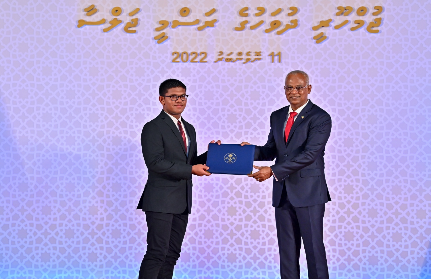 މަތީ ދަރަޖަ ހޯދި މީހަކަށް، ރައީސް އިބްރާހިމް މުހައްމަދު ސޯލިހު ހާއްސަ އިނާމު ހަވާލުކޮށްދެއްވަނީ.--- ފޮޓޯ: ރައީސް އޮފީސް