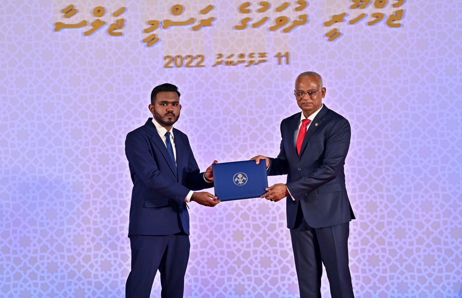 މަތީ ދަރަޖަ ހޯދި މީހަކަށް، ރައީސް އިބްރާހިމް މުހައްމަދު ސޯލިހު ހާއްސަ އިނާމު ހަވާލުކޮށްދެއްވަނީ.--- ފޮޓޯ: ރައީސް އޮފީސް