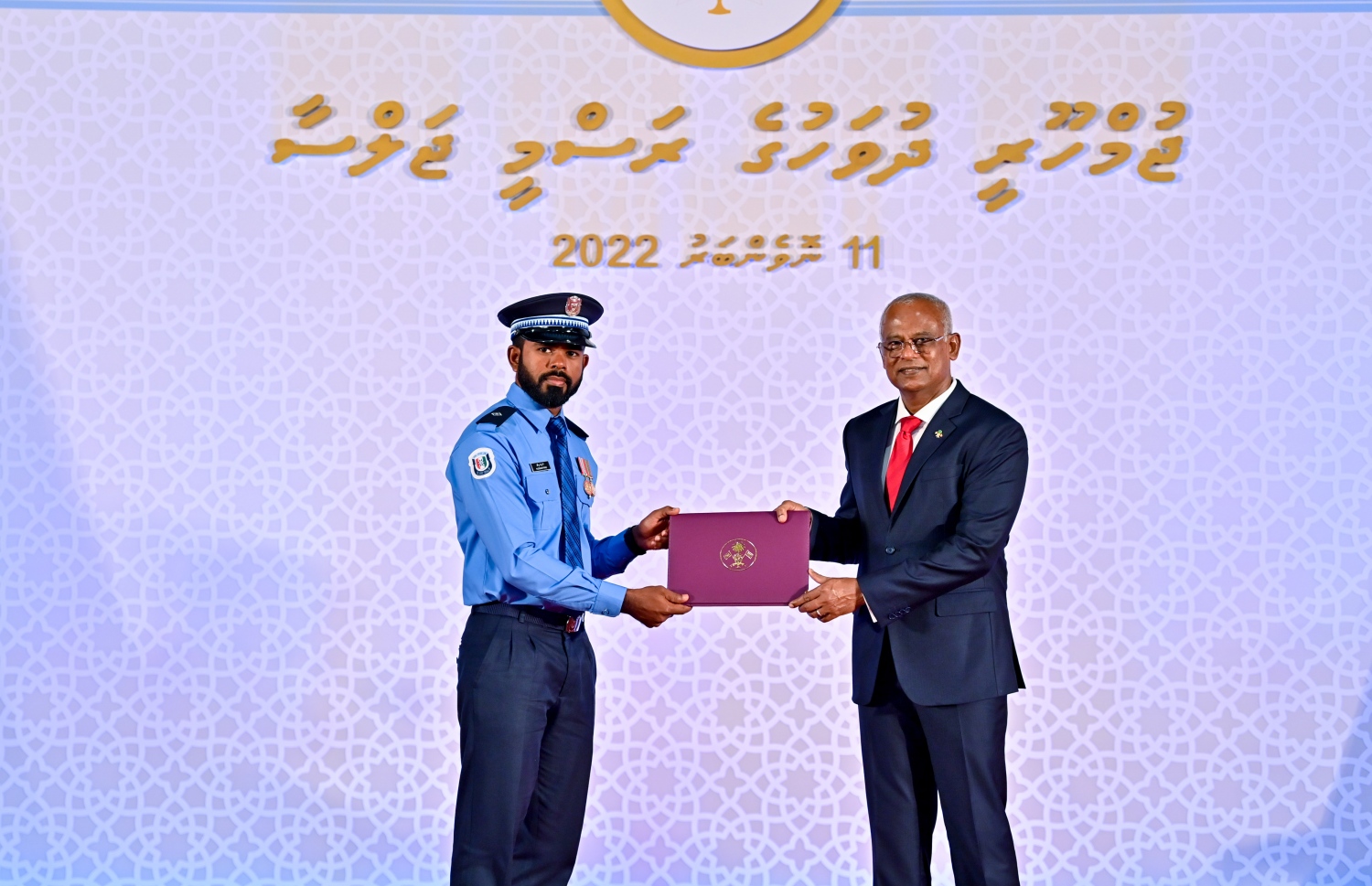 ގައުމީ ސަނަދުތަކުގެ އޮނިގަނޑުގެ ލެވެލް 7 ގެ ސަނަދެއް ހާސިލުކުރުމުގައި އެންމެމަތީ ވަނަ ހޯއްދެވި ސަބް އިންސްޕެކްޓަރު އޮފް ޕޮލިސް ހުސައިން ފިރާޝް އަށް ރައީސް އިބްރާޙިމް މުހައްމަދު ސޯލިހް ހަނދާނީ ފިލާ ދެއްވަނީ.--- ފޮޓޯ: ރައީސް އޮފީސް