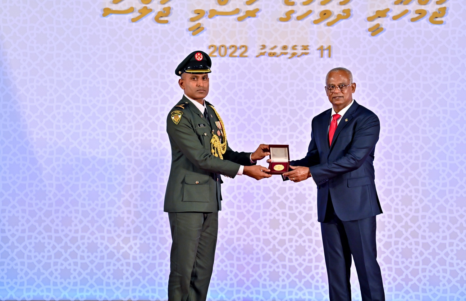 މަތީ ދަރަޖަ ހޯދި ސިފައިންގެ އޮފިސަރަކަށް ރައީސް އިބްރާޙިމް މުހައްމަދު ސޯލިހު މެޑެލް ދެއްވަނީ.--- ފޮޓޯ: ރައީސް އޮފީސް