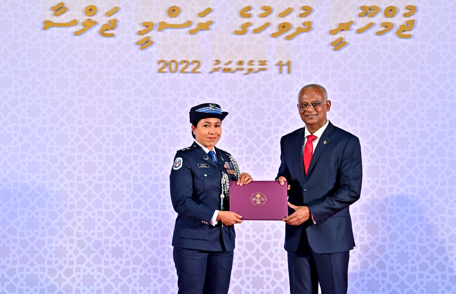 މަތީ ދަރަޖަ ހޯއްދެވި ފުލުހުންގެ އަންހެން އޮފިސަރަކަށް ރައީސުލްޖުމްހޫރިއްޔާ ދެއްވާ ހާއްސަ އިނާމް ރައީސް އިބްރާޙިމް މުހައްމަދު ސޯލިހު ދެއްވަނީ.--- ފޮޓޯ: ރައީސް އޮފީސް