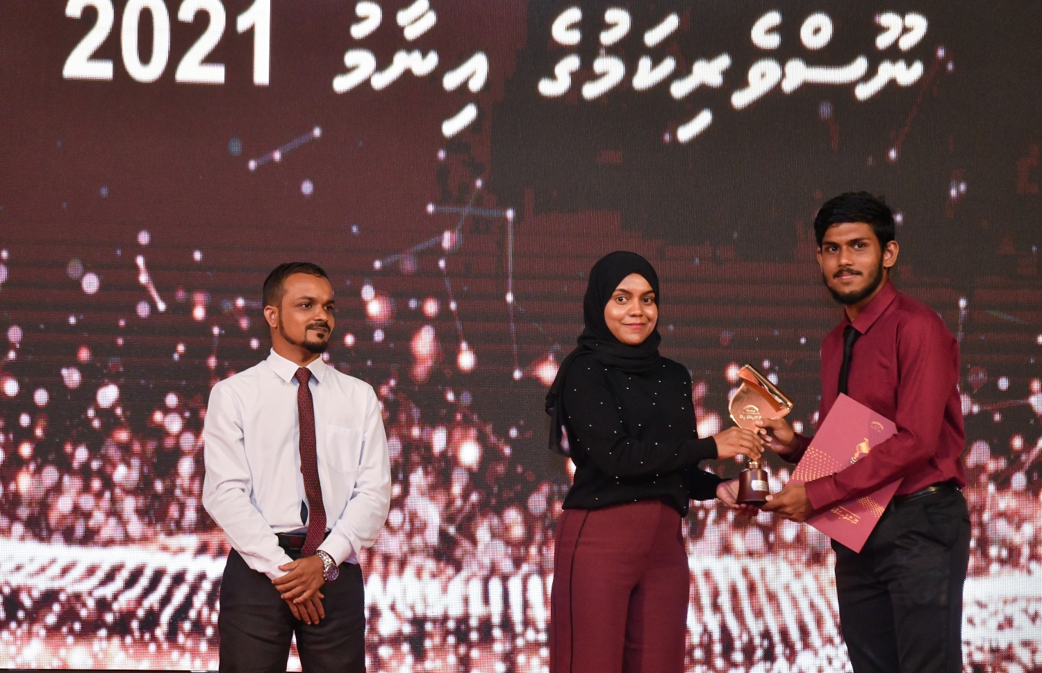 ނޫސްވެރިޔާ އާލިމް އަބްދުއްލަތީފް، 2021 ވަނަ އަހަރުގެ އެންމެ އުއްމީދީ ނޫސްވެރިޔާގެ އެވޯޑާ ހަވާލުވަނީ-- ފޮޓޯ: ފަޔާޒު މޫސާ/ މިހާރު