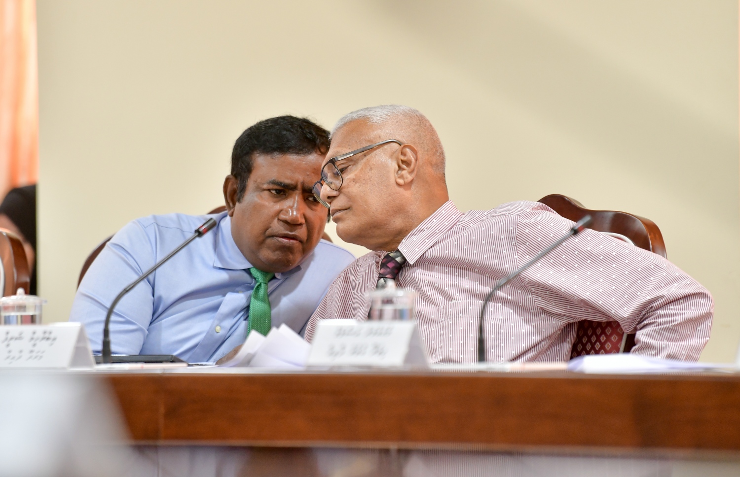 މަރަދޫ ދާއިރާގެ މެންބަރު ޝަރީފާއި ހަނިމާދޫ ދާއިރާގެ މެންބަރު ގަފޫރު ބަޖެޓު ކޮމިޓީގައި-- ފޮޓޯ: ނިޝާން އަލީ/ މިހާރު