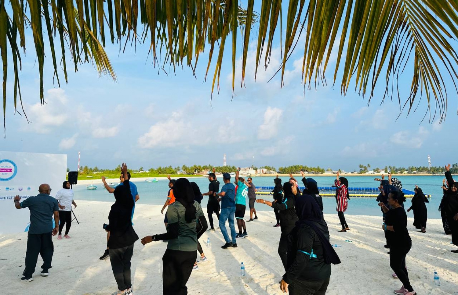ހަކުރު ބައްޔާ ގުޅޭ ގޮތުން އާއްމުން ހޭލުންތެރި ކުރުމަށް، ހއ. ދިއްދޫގައި ފެށި އައުޓްރީޗް ޕްރޮގްރާމުގައި ކަސްރަތު ކުރަނީ.-- ފޮޓޯ: އައިޖީއެމްއެޗް