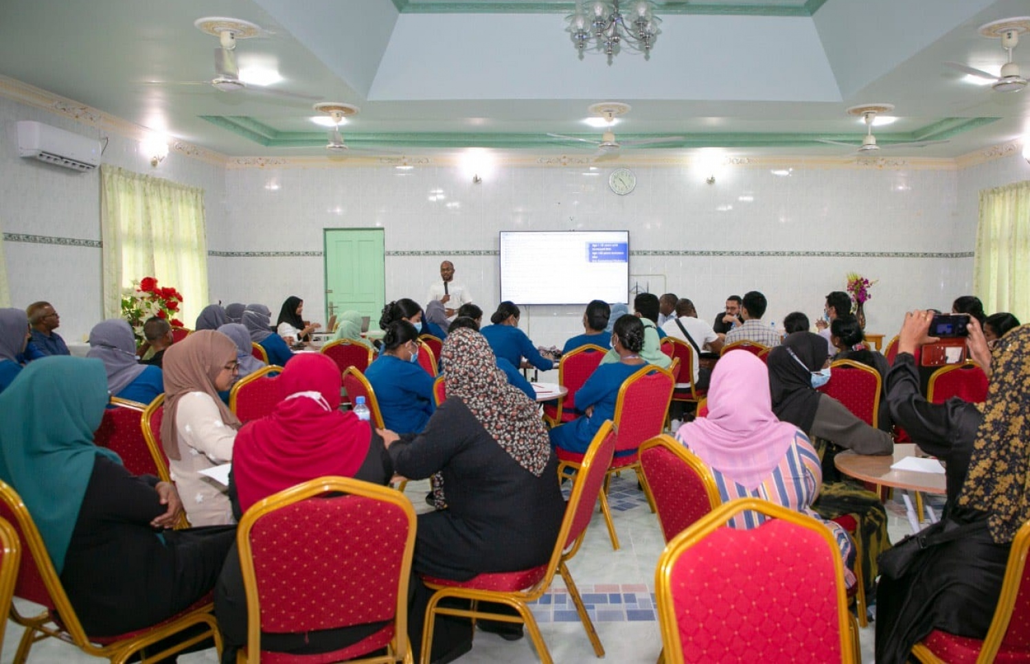 ހަކުރު ބައްޔާ ގުޅޭ ގޮތުން އާއްމުން ހޭލުންތެރި ކުރުމަށް، ހއ. ދިއްދޫގައި ފެށި އައުޓްރީޗް ޕްރޮގްރާމުގައި، މައުލޫމާތު ދިނުމުގެ ސެޝަނެއް ގެންދަނީ.-- ފޮޓޯ: އައިޖީއެމްއެޗް