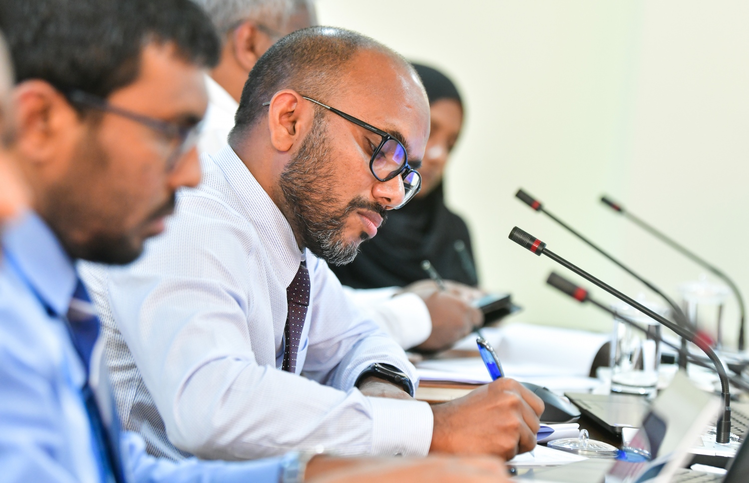 މިއަހަރަށް ހުށަހެޅި ބަޖެޓު ދިރާސާ ކުރާ ކޮމިޓީގައި ފިނޭންސް މިނިސްޓަރު އިބްރާހިމް އަމީރު. --ފައިލް ފޮޓޯ