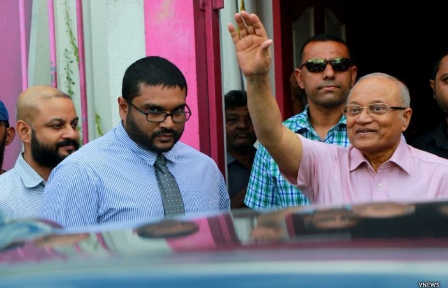 ކުރީގެ ރައީސް މައުމޫން ކާރުކޮޅަށް އަރާވަޑައިގަންނަވާއިރު ދަރިކަލުން ޣައްސާނާއި ފާރިސް އަރިހުގައި: ނޮވެމްބަރު 3 ގެ އުދުވާނީ ހަމަލާ އެންމެ ގާތުން ތަޖުރިބާ ކުރެއްވި އެއް ބޭފުޅަކީ ޣައްސާން.