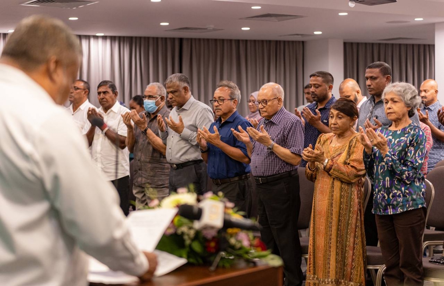 މި އަހަރުގެ ނަސްރުގެ ދުވަސް ފާހަގަކުރަން މިދިޔަ ބުދަ ދުވަހުގެ ރޭ ބޭއްވި ޖަލްސާގައި، ނޮވެމްބަރު 3، 1988 ގައި ޝަހީދުވި މީހުންގެ މައްޗަށް ދުއާ ކުރަނީ.---ފޮޓޯ: އެމްއާާރުއެމް