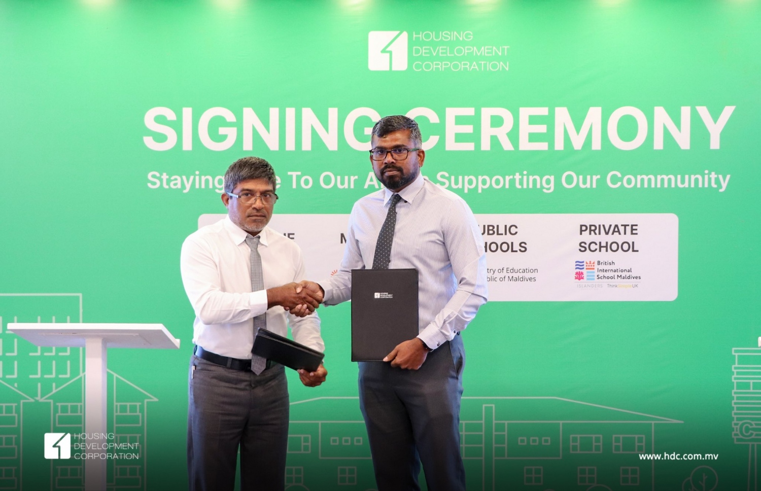 އެޗްޑީސީގެ މެނޭޖިން ޑިރެކްޓަރު އަހުމަދު އާތިފް އާއި ބެޗް ކޮންސްޓްރަކްޝަންގެ މެނޭޖިން ޑިރެކްޓަރު މުހައްމަދު ސައީދު، ހުޅުމާލޭގައި ހަދާ ޕްރިމިއަމް ވިލާތުގެ މަޝްރޫއުގެ އެއްބަސްވުން ބަދަލުކުރައްވަނީ -- ފޮޓޯ: އެޗްޑީސީ