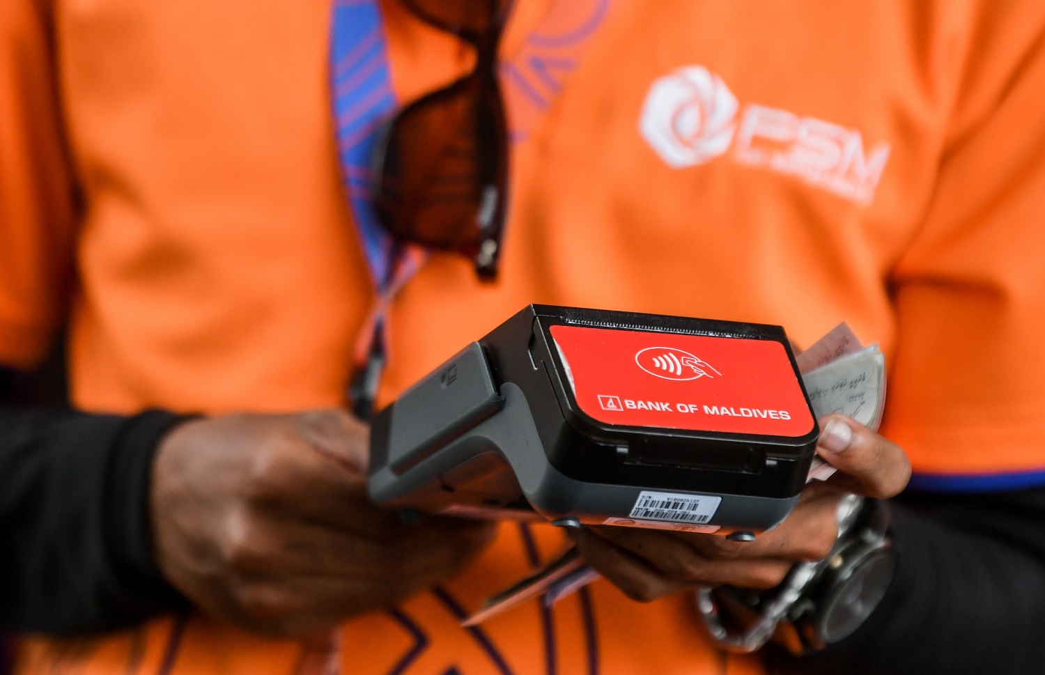 ޕީއޯއެސް މެޝިން މެދުވެރިކޮށް ކާޑުން ފައިސާގެ މުއާމަލާތް ހިންގަނީ-- ފޮޓޯ: މިހާރު