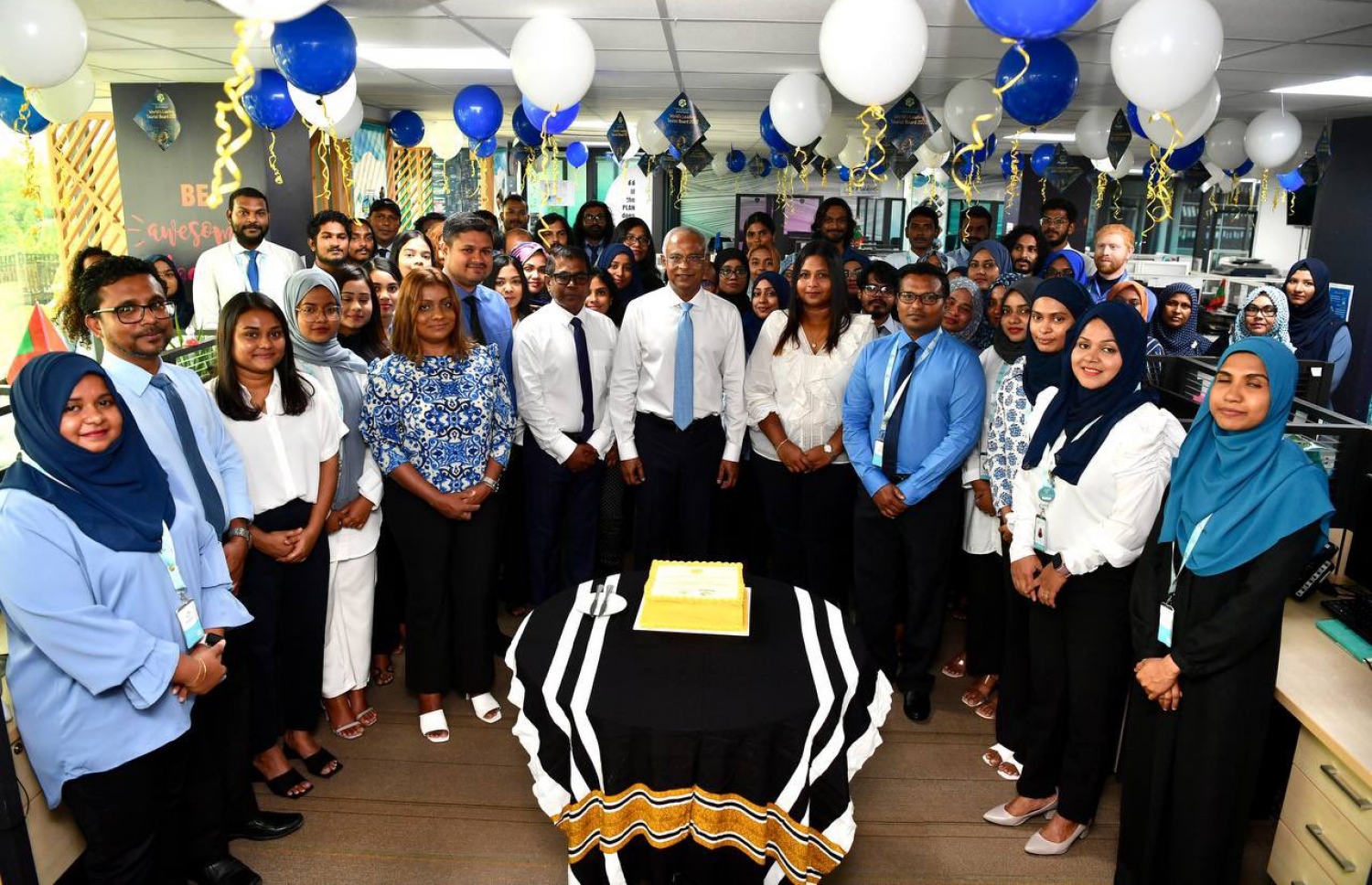 އެމްއެމްޕީއާރްސީއަށް ލިބުނު ކާމިޔާބީ ފާހަގަކުރުމަށް ރައީސް އިބްރާހިމް މުހައްމަދު ސޯލިހު އެތަނަށް ކުރެއްވި ޒިޔާރަތުގައި އެތަނުގެ މުވައްޒަފުންނާ އެކު ފޮޓޯއަކަށް ހުއްޓިވަޑައިގެން -- ފޮޓޯ: ރައީސް އޮފީސް