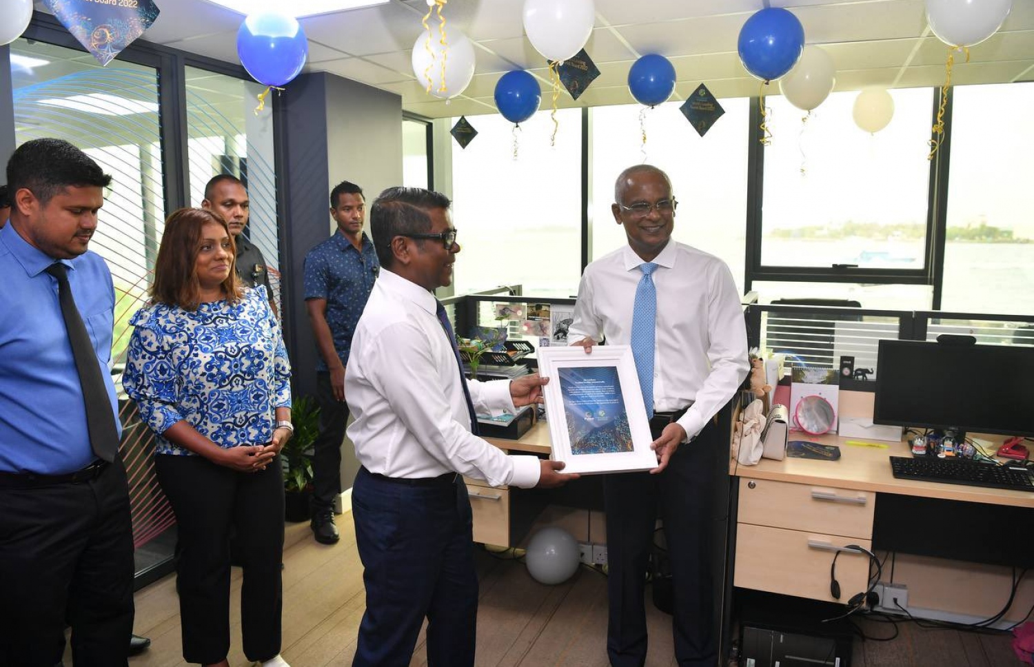 އެމްއެމްޕީއާރްސީއަށް ލިބުނު ކާމިޔާބީ ފާހަގަކުރުމަށް ރައީސް އިބްރާހިމް މުހައްމަދު ސޯލިހު އެތަނަށް ކުރެއްވި ޒިޔާރަތުގައި އެތަނުގެ މުވައްޒަފުންގެ ފަރާތުން ރައީސަށް ހަނދާނީ ފިލައެއް އަރުވަނީ -- ފޮޓޯ: ރައީސް އޮފީސް