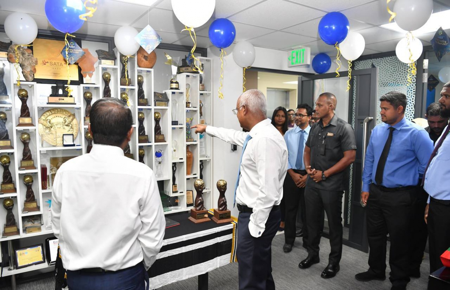 އެމްއެމްޕީއާރްސީއަށް ލިބުނު ކާމިޔާބީ ފާހަގަކުރުމަށް ރައީސް އިބްރާހިމް މުހައްމަދު ސޯލިހު އެތަނަށް ކުރެއްވި ޒިޔާރަތުގައި ރާއްޖެ އަށް ލިބިފައިވާ އެވޯޑުތައް ބައްލަވާލައްވަނީ -- ފޮޓޯ: ރައީސް އޮފީސް