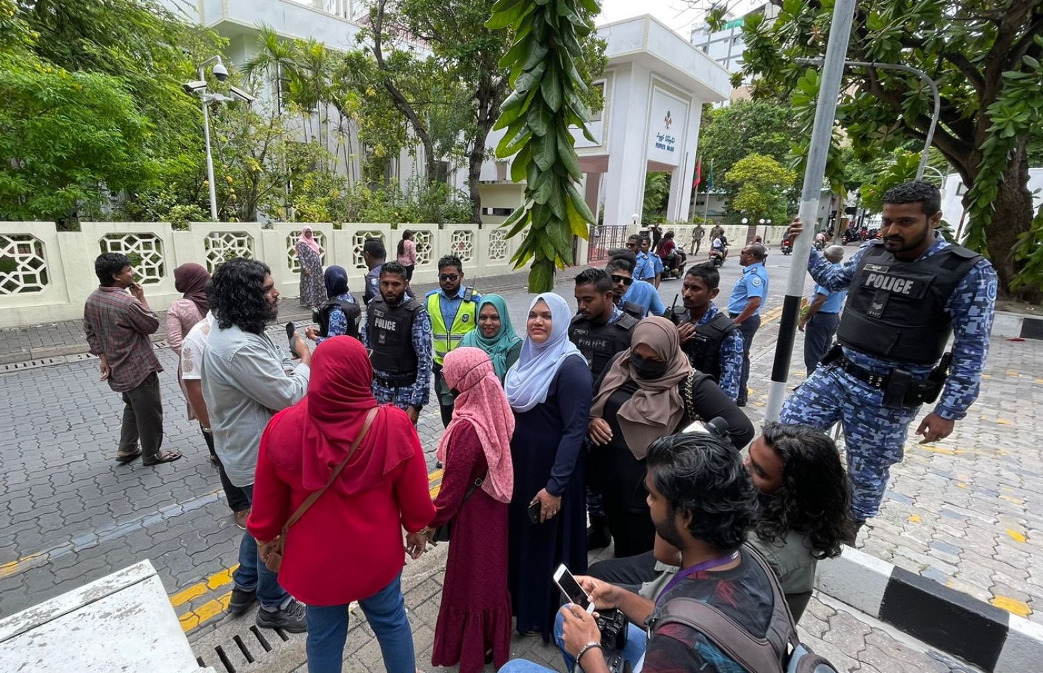 ޓެކްސް ބިލާ ދެކޮޅަށް އަޑުއުފުލުމަށް ރައްޔިތުންގެ މަޖިލިސް ކައިރިއަށް އިދިކޮޅުގެ މީހުން އެއްވެގެން -- ފޮޓޯ: މިހާރު