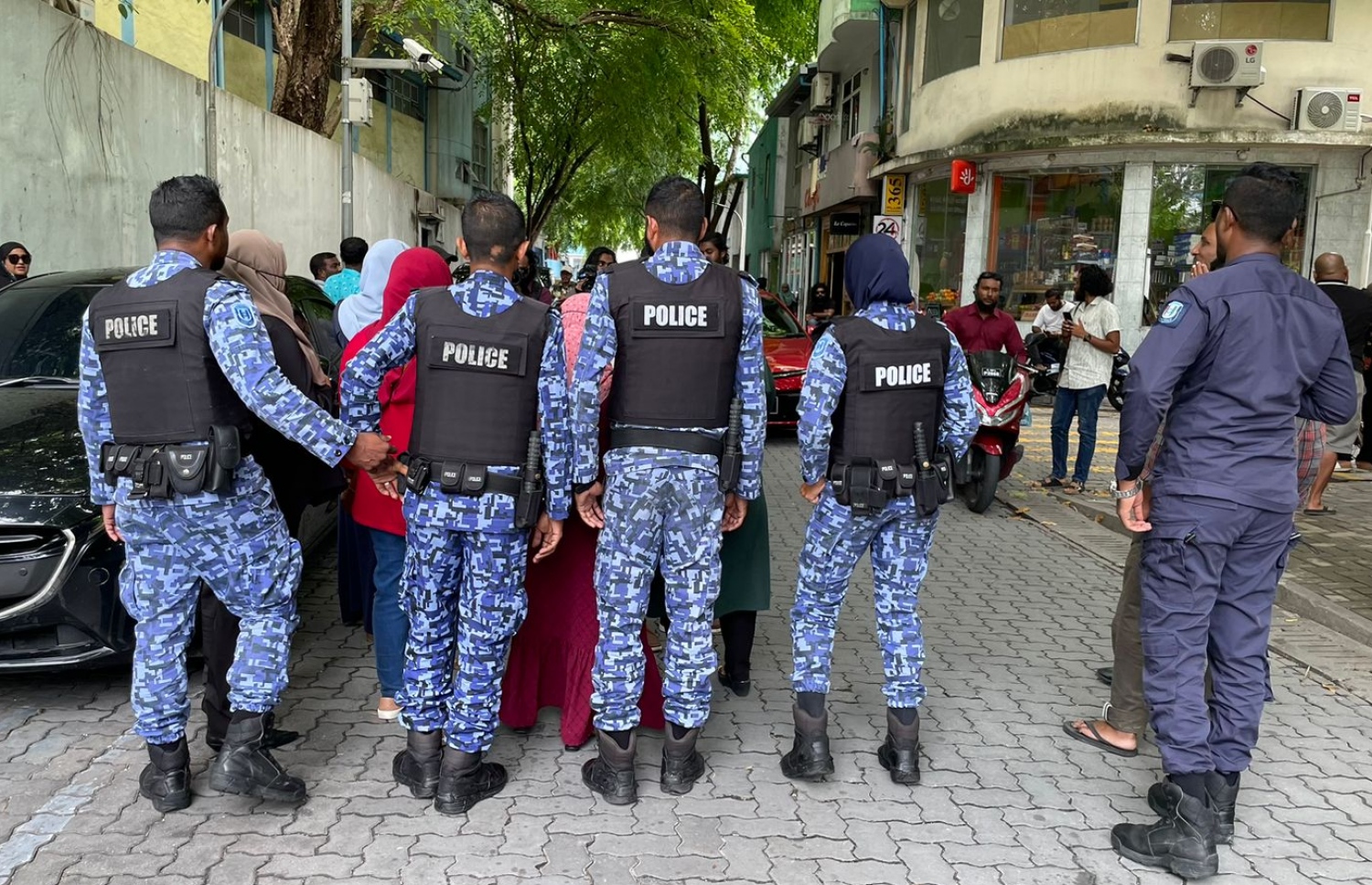 ޓެކްސް ބިލާ ދެކޮޅަށް އަޑުއުފުލުމަށް ރައްޔިތުންގެ މަޖިލިސް ކައިރިއަށް އެއްވި އިދިކޮޅުގެ މީހުން ފަހަތަށް ޖެއްސުމުގެ މަސައްކަތް ފުލުހުން ކުރަނީ -- ފޮޓޯ: މިހާރު