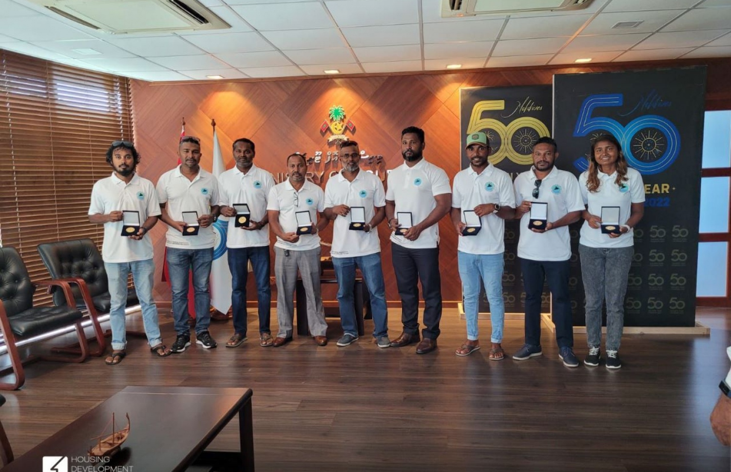 ޖެޓްސްކީ ދަތުރުގެ ހުރިހާ ބައިވެރިންގެ ގޯލްޑް ކޮއިންއާ އެކު ފޮޓޯ އަކަށް ހުއްޓިލައިގެން