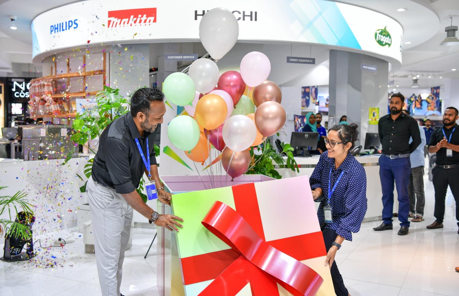 އިޔާ އެންޑް ސޭލް ފެށުމުގެ ރަސްމިއްޔާތުގެ ތެރެއިން. އެ ސޭލްގެ ގްރޭންޑް ޕްރައިޒްއަށް އަގުހުރި ގިފްޓް ބަންޑަލް އެއް ވަނީ ހުށަހަޅާފަ. -- ފޮޓޯ: ނިޝާން އަލީ | މިހާރު