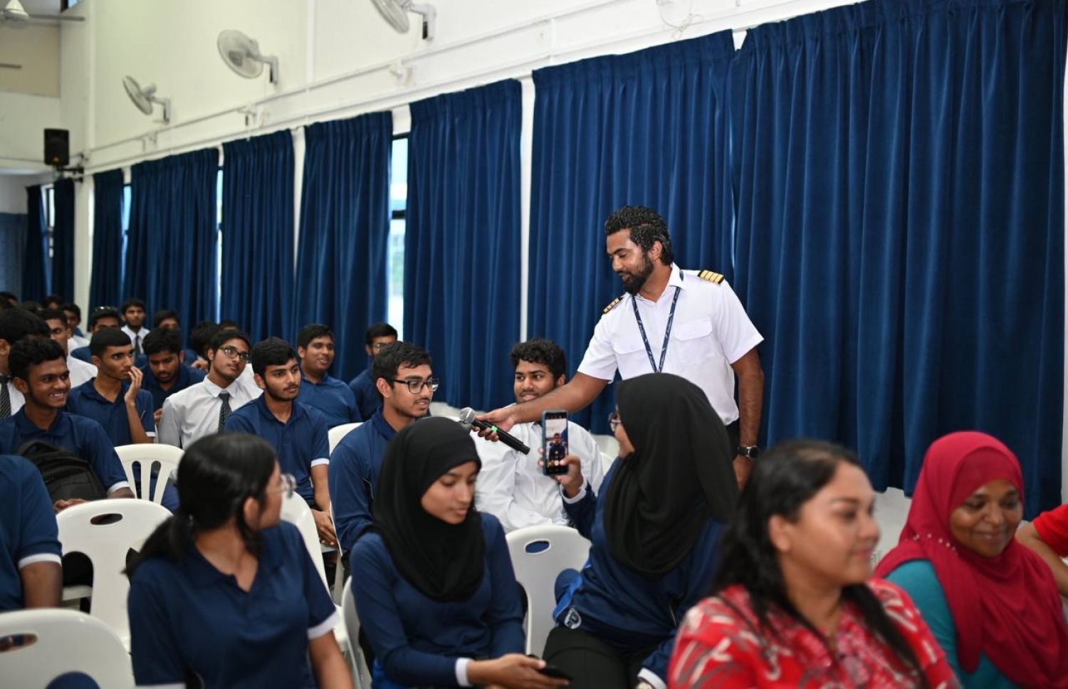 އޭވިއޭޝަން ދާއިރާއާ ގުޅޭގޮތުން ދަރިވަރުންގެ ހުރި ސުވާލުތައް ކުރުމަށް ވަނީ ފުރުސަތު ދީފަ. -- ފޮޓޯ: އައިލެންޑް އޭވިއޭޝަން