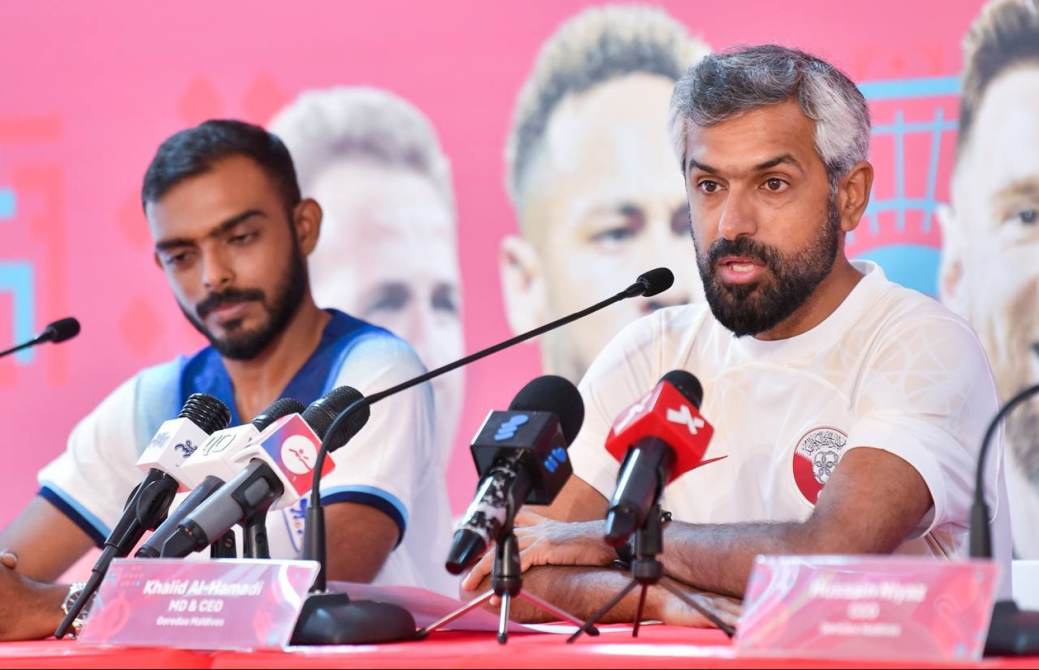 އުރީދޫން މިއަދު ބޭއްވި ނޫސްވެރިންގެ ބައްދަލުވުމުގައި ކުންފުނީގެ ސީއީއޯ ވާހަކަ ދައްކަވަނީ: ފުޓުބޯޅަ ފޯރި އިތުރުކުރުމަށް ވޯލްޑްކަޕް ލަވައިގެ ދިވެހި ވާޝަނެއް، އުރީދޫގެ ސީއީއޯ ވަނީ ނެރެދެއްވައިފަ. -- ފޮޓޯ: ފަޔާޒް މޫސާ | މިހާރު