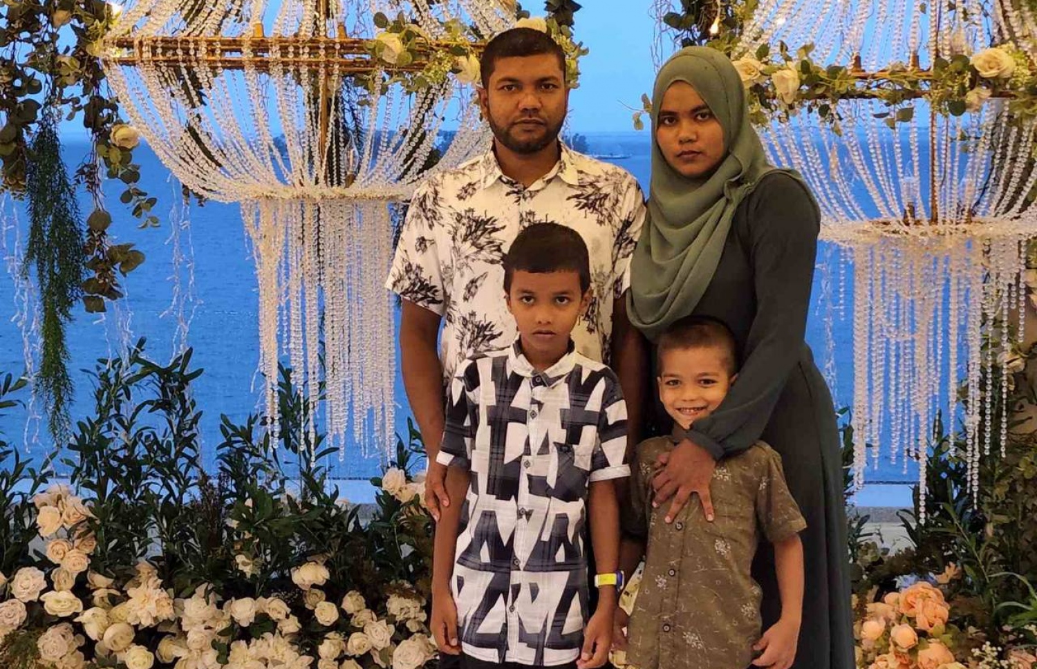 އަމަން އޭނާގެ އާއިލާއާއެކު --