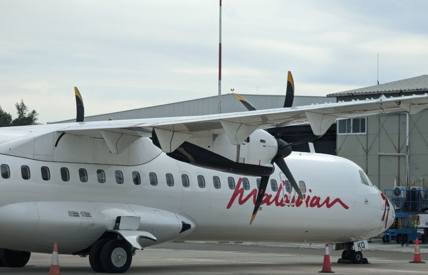 މޯލްޑިވިއަން އިން ގެނައި ވަގުތީ ބޯޓު؛ މިއީ އޭޓީއާރު 72-500 މަރުކައިގެ ބޯޓެއް ---ފޮޓޯ: މޯލްޑިވިއަން