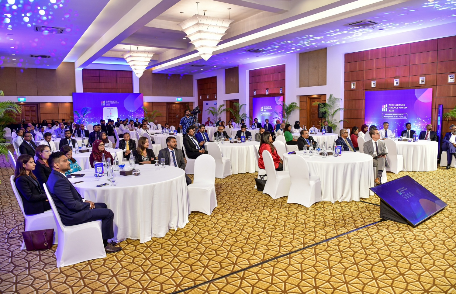 މާލެ: ނޮވެމްބަރު 16، 2022: ޕެންޝަން އޮފީހުން ފެށި "މޯލްޑިވްސް ފައިނޭންސް ފޯރަމް"ގައި ރާއްޖޭގެ ފައިނޭންސް ދާއިރާގެ ބައެއް ފަރާތްތަކުން ބައިވެރިވެ ވަނީ.-- ފޮޓޯ: ނިޝާން އަލީ /މިހާރު