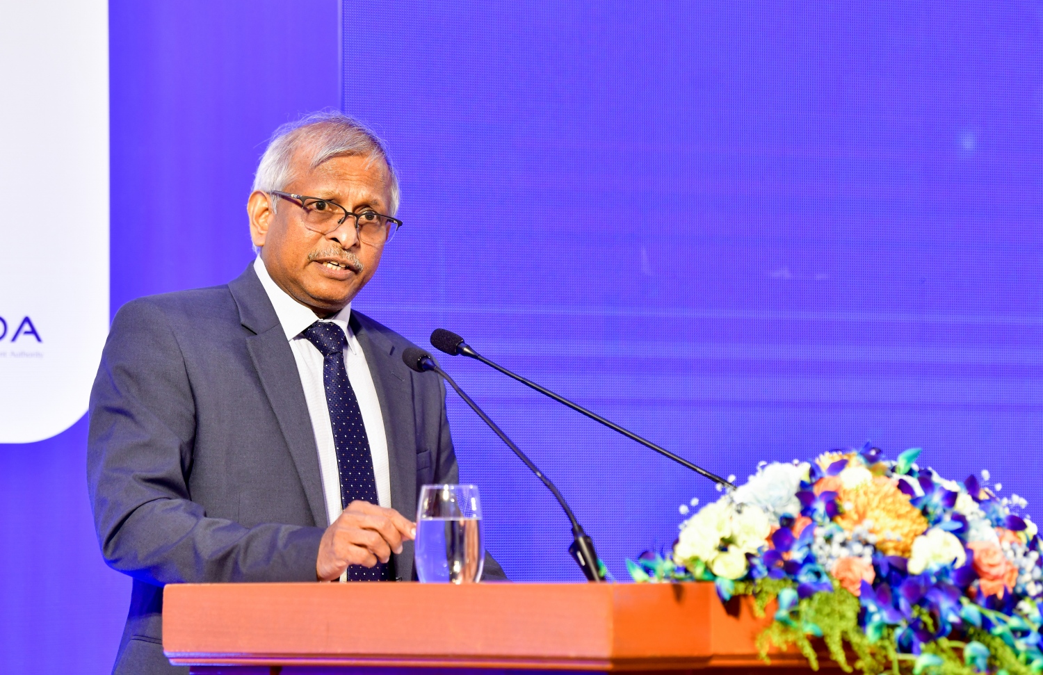 މާލެ: ނޮވެމްބަރު 16، 2022: ޕެންޝަން އޮފީހުން ފެށި "މޯލްޑިވްސް ފައިނޭންސް ފޯރަމް"ގައި ގަވަރުނަރު އަލީ ހާޝިމް ވާހަކަ ދައްކަވަނީ.-- ފޮޓޯ: ނިޝާން އަލީ /މިހާރު