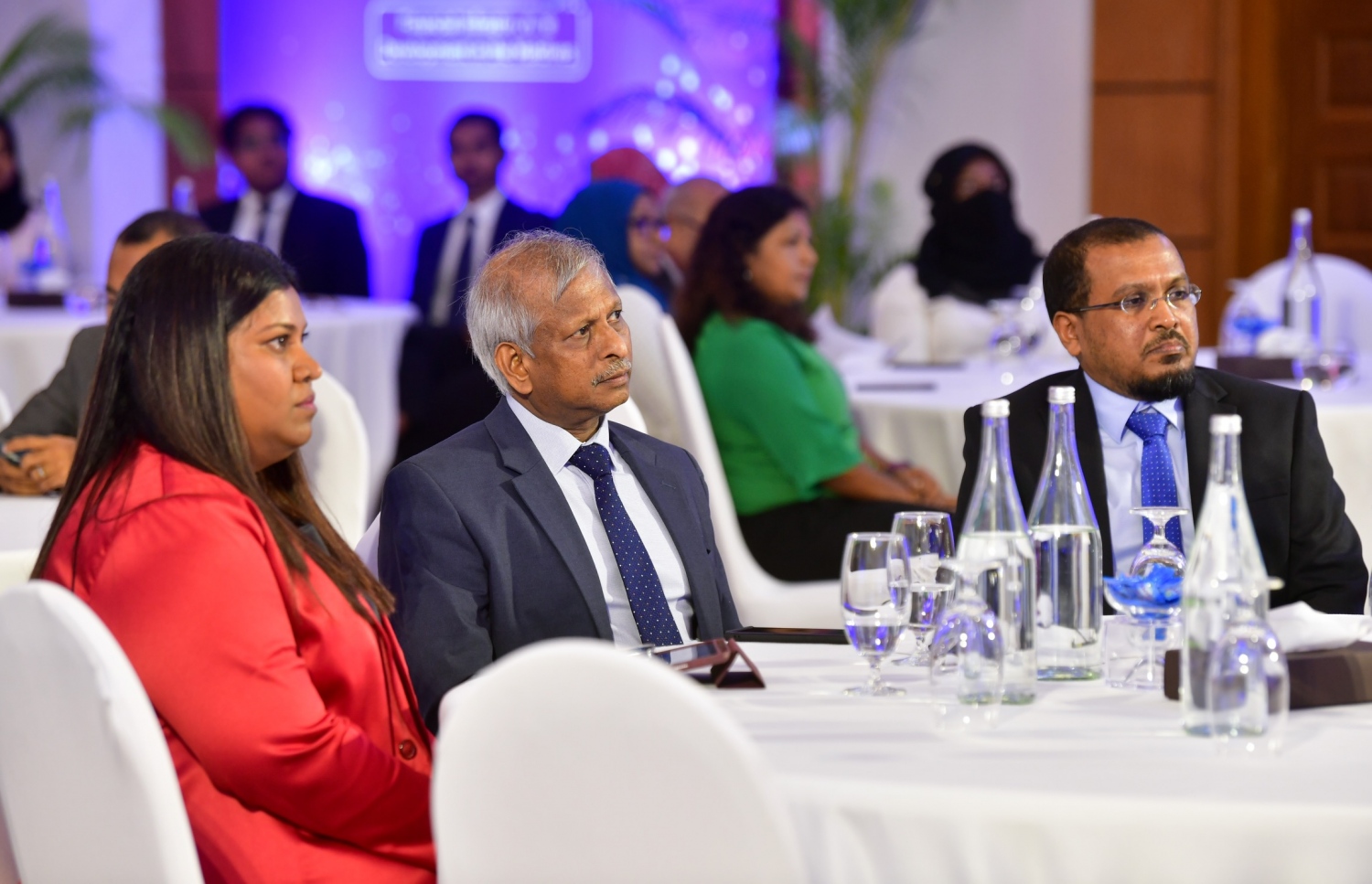 މާލެ: ނޮވެމްބަރު 16، 2022: ޕެންޝަން އޮފީހުން ފެށި "މޯލްޑިވްސް ފައިނޭންސް ފޯރަމް"ގައި ގަވަރުނަރު އަލީ ހާޝިމް އަދި ފިނޭންސް މިނިސްޓަރު އަހުމަދު އިނާޒް ބައިވެރިވެ ވަޑައިގަންނަވަނީ.-- ފޮޓޯ: ނިޝާން އަލީ /މިހާރު