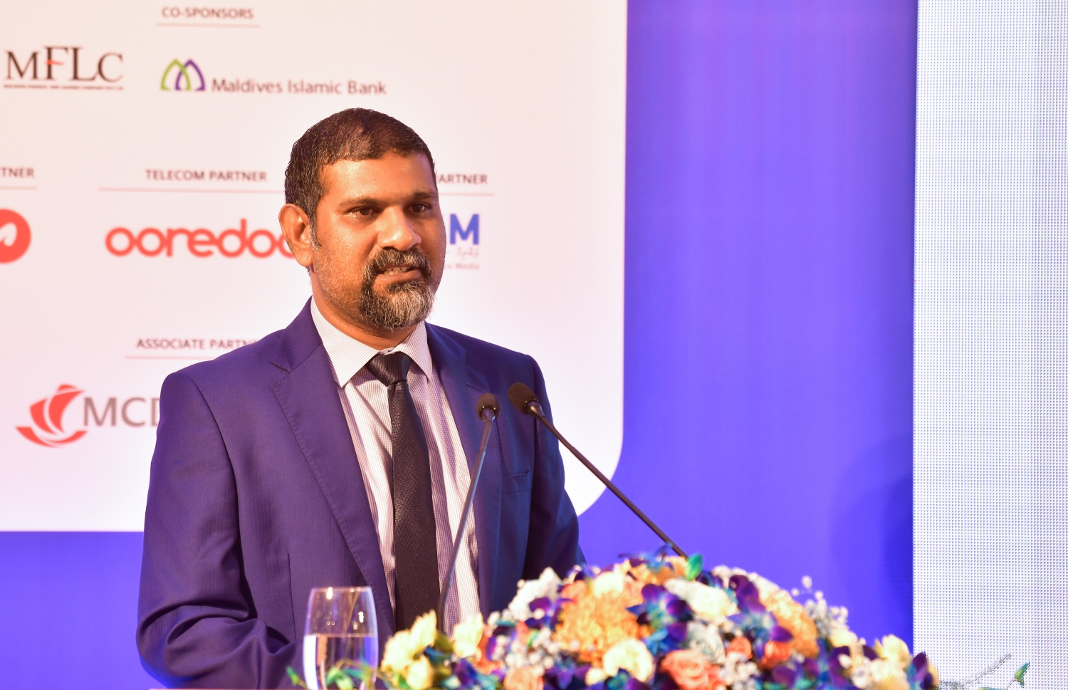 މާލެ: ނޮވެމްބަރު 16، 2022: ޕެންޝަން އޮފީހުން ފެށި "މޯލްޑިވްސް ފައިނޭންސް ފޯރަމް"ގައި އެ ފޯރަމްގައި ބައިވެރިވި ބޭފުޅަކު ވާހަކަ ދައްކަވަނީ.-- ފޮޓޯ: ނިޝާން އަލީ /މިހާރު