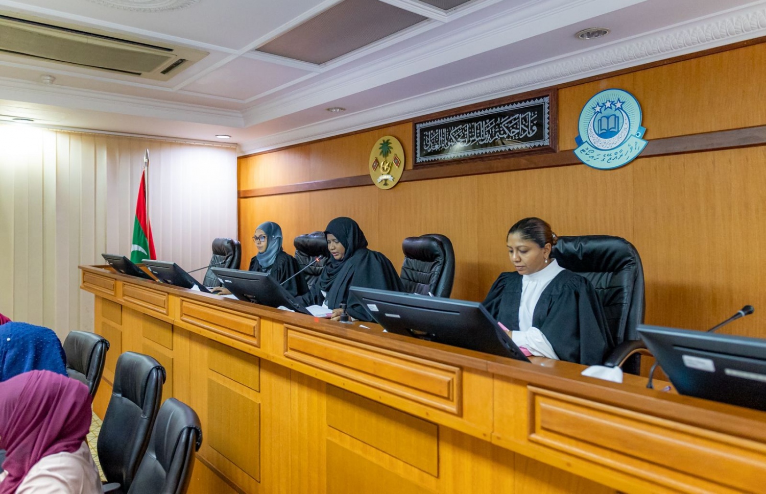 އަންހެން ތިން ފަނޑިޔާރުން ޝަރީއަތުގެ މަޖިލީހުގައި. -- ފޮޓޯ: ހައިކޯޓު