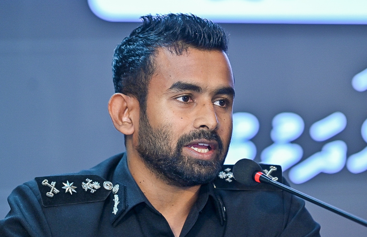 ޕްރިޒްންސް ކޮމިޝަނަރު އަހުމަދު މުހައްމަދުފުޅު މިއަދު ނޫސްވެރިންނާ ވާހަކަ ދައްކަވަނީ.---ފޮޓޯ: ފަޔާޒު މޫސާ| މިހާރު