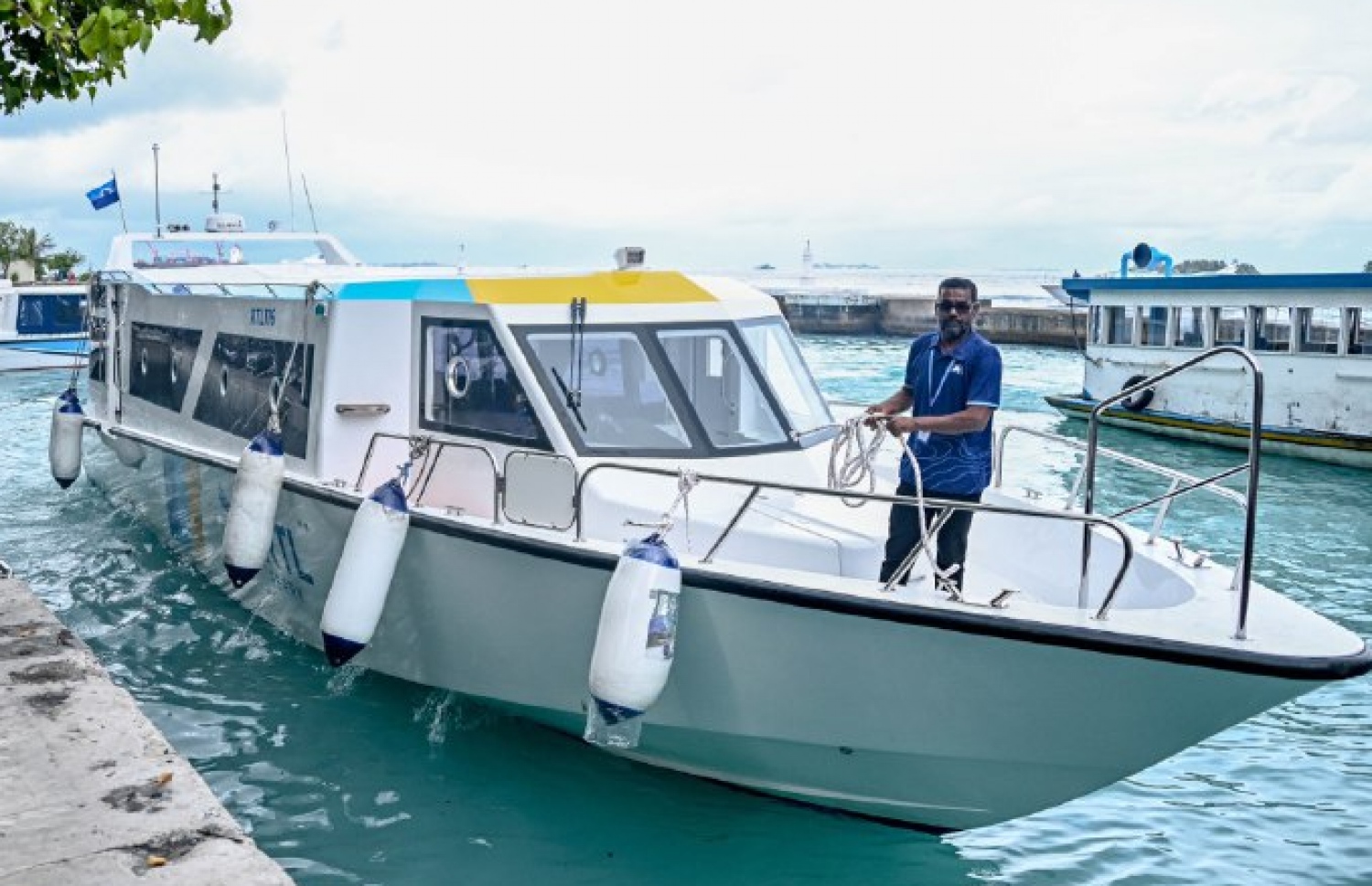 އާރްޓީއެލް ޅ. އަތޮޅަށް ފުރި ދެ ލޯންޗުގެ ތެރެއިން ލޯންޗެއް ---ފޮޓޯ: ފަޔާޒް މޫސާ | މިހާރު