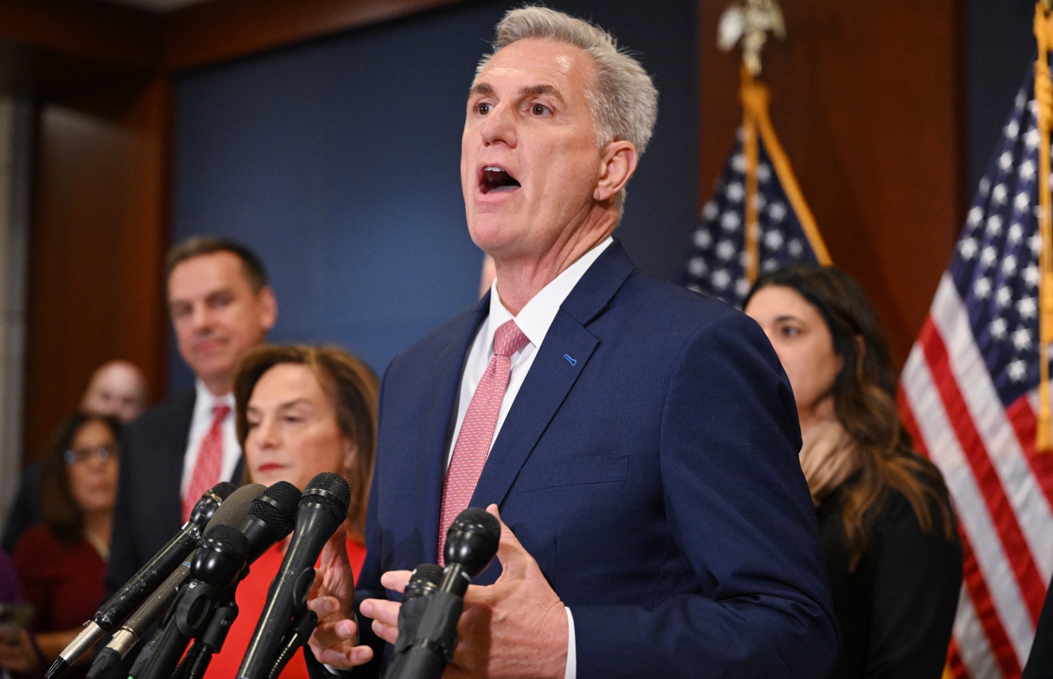 ނޮވެމްބަރ 15، 2022؛ އެމެރިކާގެ ގާނޫނު ހަދާ މަޖިލީހުގެ ތިރިގޭގެ މިހާރުގެ މައިނޯރިޓީ ލީޑަރު، ރިޕަބްލިކަން ޕާޓީގެ ކެވިން މެކާތީ، އެމެރިކާގެ ގާނޫނު ހަދާ މަޖިލީހުގެ ތިރިގޭގެ ރައީސްކަމަށް އައްޔަންކުރުމަށް އެ ޕާޓީން ނިންމުމާ ގުޅިގެން، ނޫސްވެރިންނާ ވާހަކަ ދައްކަވަނީ. --އޭއެފްޕީ