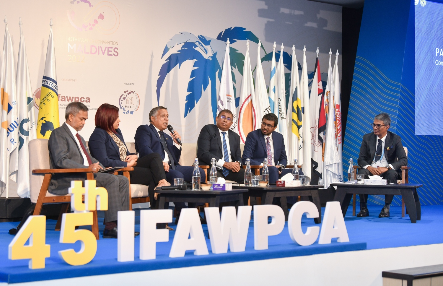 އިފޯޕްކާގެ ޕެނަލް ޑިސްކަޝަންގައި ބައިވެރިވި ބޭފުޅުން--ފޮޓޯ:ފަޔާޒް މޫސާ/މިހާރު