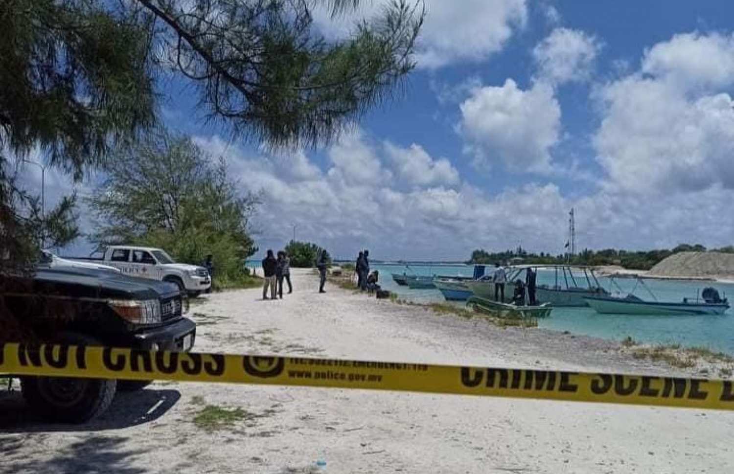 އައްޑޫގައި ފުލުހުން ކުރިއަށް ގެންދާ ހަރުކަށި ފިކުރުގެ އޮޕަރޭޝަންގެ ތެރެއިން ބައެއް އުޅަނދުތައް ބަލާ ފާސްކުރުމަށް އެ ސަރަހައްދު ބަންދުކޮށްފައި.---