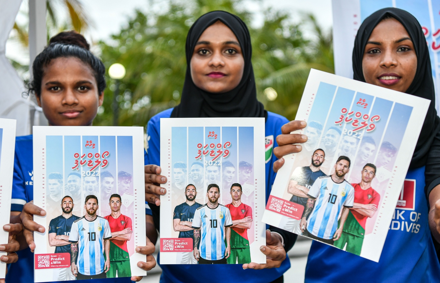 އާދިއްތަ ދުވަހު ގަތަރުގައި ފަށާ ވޯލްޑް ކަޕަަށް އަމާޒުކޮށް، "މިހާރު" އިން ތައްޔާރު ކުރި ގައިޑް ގައުމީ އަންހެން ފުޓްބޯޅަ ޓީމަށް ހާއްސަ ކުރި އިވެންޓްގައި ޓީމުގެ ކުޅުންތެރިން ގައިޑް ދައްކާލަނީ:"މިހާރު" ގެ ވޯލްޑް ކަޕް ގައިޑްގެ އިތުރުން މިހާރުން ތައްޔާރު ކޮށްފައިވާ ސްކޯ ޗާޓް ވެސް ވަނީ ހިލޭ ބަހާފައި.-- ފޮޓޯ: ފަޔާޒް މޫސާ/ މިހާރު