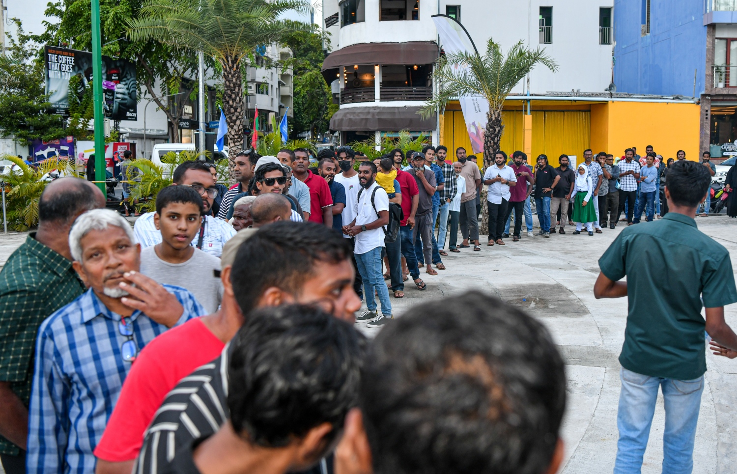 "މިހާރު" ގެ ވޯލްޑް ކަޕް ގައިޑް ހޯދަން ގިނަ އަދަދެއްގެ ބަޔަކު ކިޔުގައި ޖެހިގެން --- ފޮޓޯ: ނިޝާން އަލީ | މިހާރު