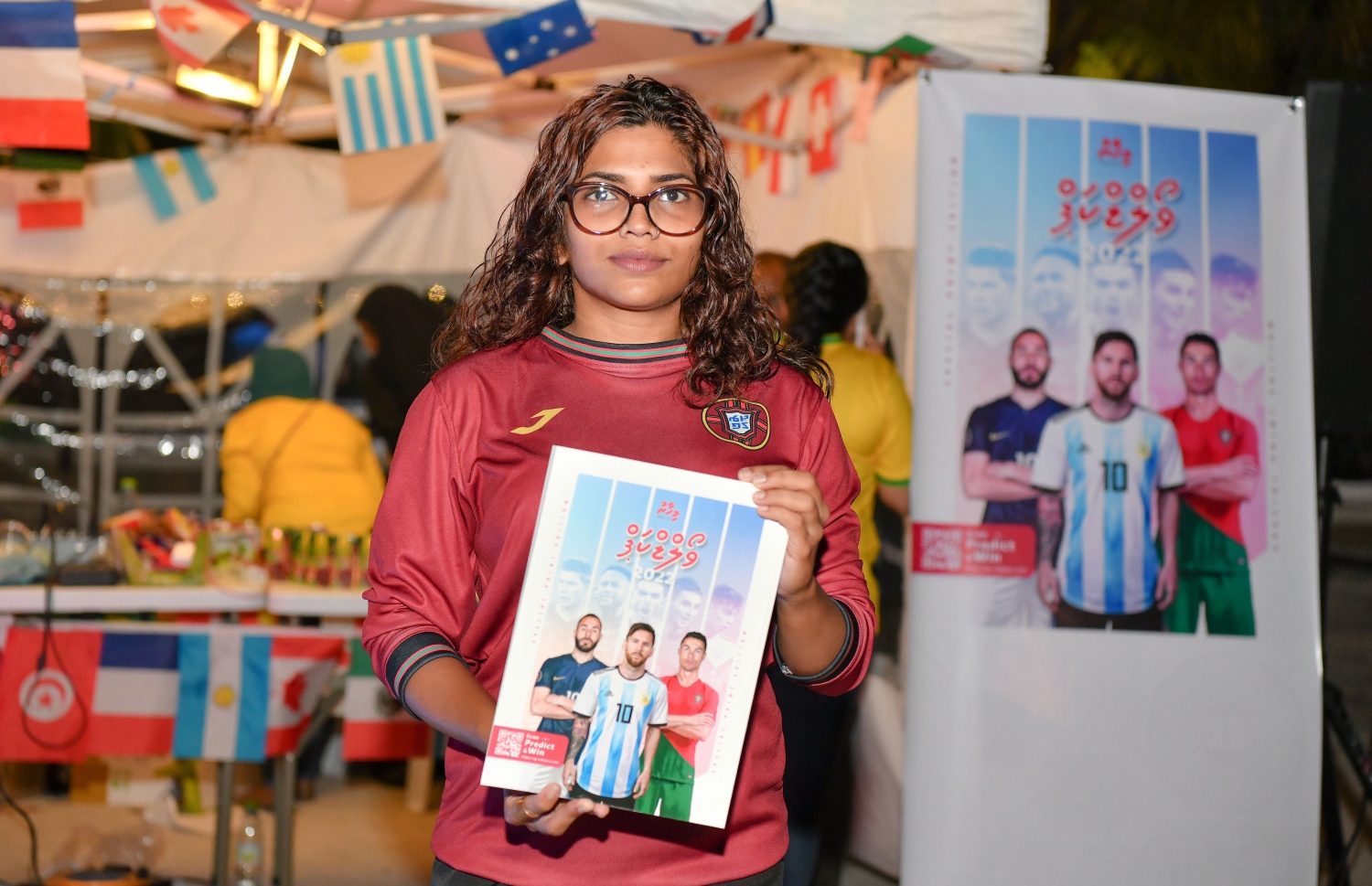 ގަތަރުގައި ފަށާ ވޯލްޑް ކަޕަަށް އަމާޒުކޮށް، "މިހާރު" އިން ތައްޔާރު ކުރި ގައިޑް އާޓިފިޝަލް ބީޗުގައި މިއަދު ދައްކާލަނީ:"މިހާރު" ގެ ވޯލްޑް ކަޕް ގައިޑްގެ އިތުރުން މިހާރުން ތައްޔާރު ކޮށްފައިވާ ސްކޯ ޗާޓް ވެސް ވަނީ ހިލޭ ބަހާފައި.-- ފޮޓޯ: ނިޝާން އަލީ/ މިހާރު