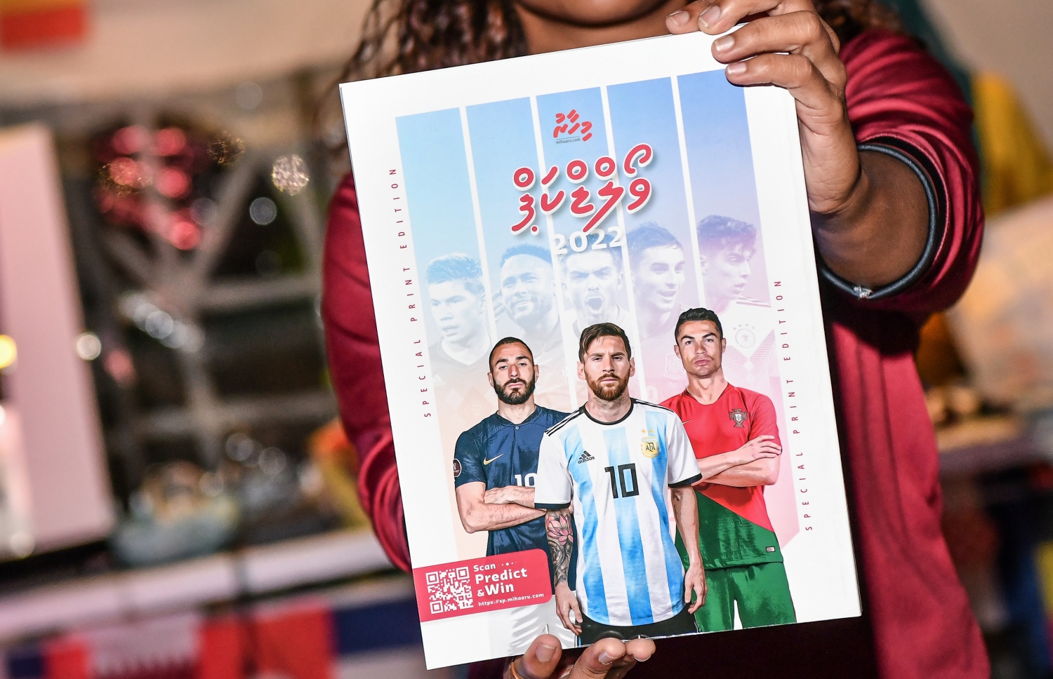 ގަތަރުގައި ފަށާ ވޯލްޑް ކަޕަަށް އަމާޒުކޮށް، "މިހާރު" އިން ތައްޔާރު ކުރި ގައިޑް އާޓިފިޝަލް ބީޗުގައި މިއަދު ދައްކާލަނީ:"މިހާރު" ގެ ވޯލްޑް ކަޕް ގައިޑްގެ އިތުރުން މިހާރުން ތައްޔާރު ކޮށްފައިވާ ސްކޯ ޗާޓް ވެސް ވަނީ ހިލޭ ބަހާފައި.-- ފޮޓޯ: ނިޝާން އަލީ/ މިހާރު