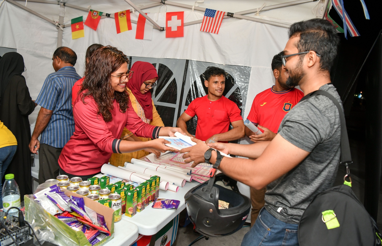 ގަތަރުގައި ފަށާ ވޯލްޑް ކަޕަަށް އަމާޒުކޮށް، "މިހާރު" އިން ތައްޔާރު ކުރި ގައިޑް އާޓިފިޝަލް ބީޗުގައި މިއަދު ބަހަނީ:"މިހާރު" ގެ ވޯލްޑް ކަޕް ގައިޑްގެ އިތުރުން މިހާރުން ތައްޔާރު ކޮށްފައިވާ ސްކޯ ޗާޓް ވެސް ވަނީ ހިލޭ ބަހާފައި.-- ފޮޓޯ: ނިޝާން އަލީ/ މިހާރު