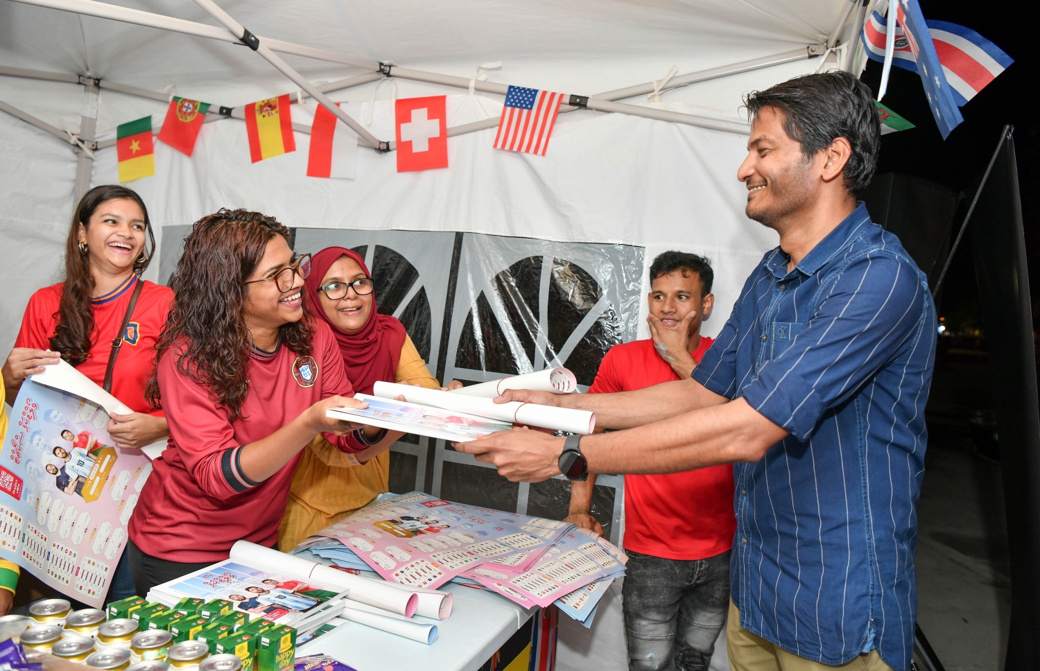 ގަތަރުގައި ފަށާ ވޯލްޑް ކަޕަަށް އަމާޒުކޮށް، "މިހާރު" އިން ތައްޔާރު ކުރި ގައިޑް އާޓިފިޝަލް ބީޗުގައި މިއަދު ބަހަނީ:"މިހާރު" ގެ ވޯލްޑް ކަޕް ގައިޑްގެ އިތުރުން މިހާރުން ތައްޔާރު ކޮށްފައިވާ ސްކޯ ޗާޓް ވެސް ވަނީ ހިލޭ ބަހާފައި.-- ފޮޓޯ: ނިޝާން އަލީ/ މިހާރު