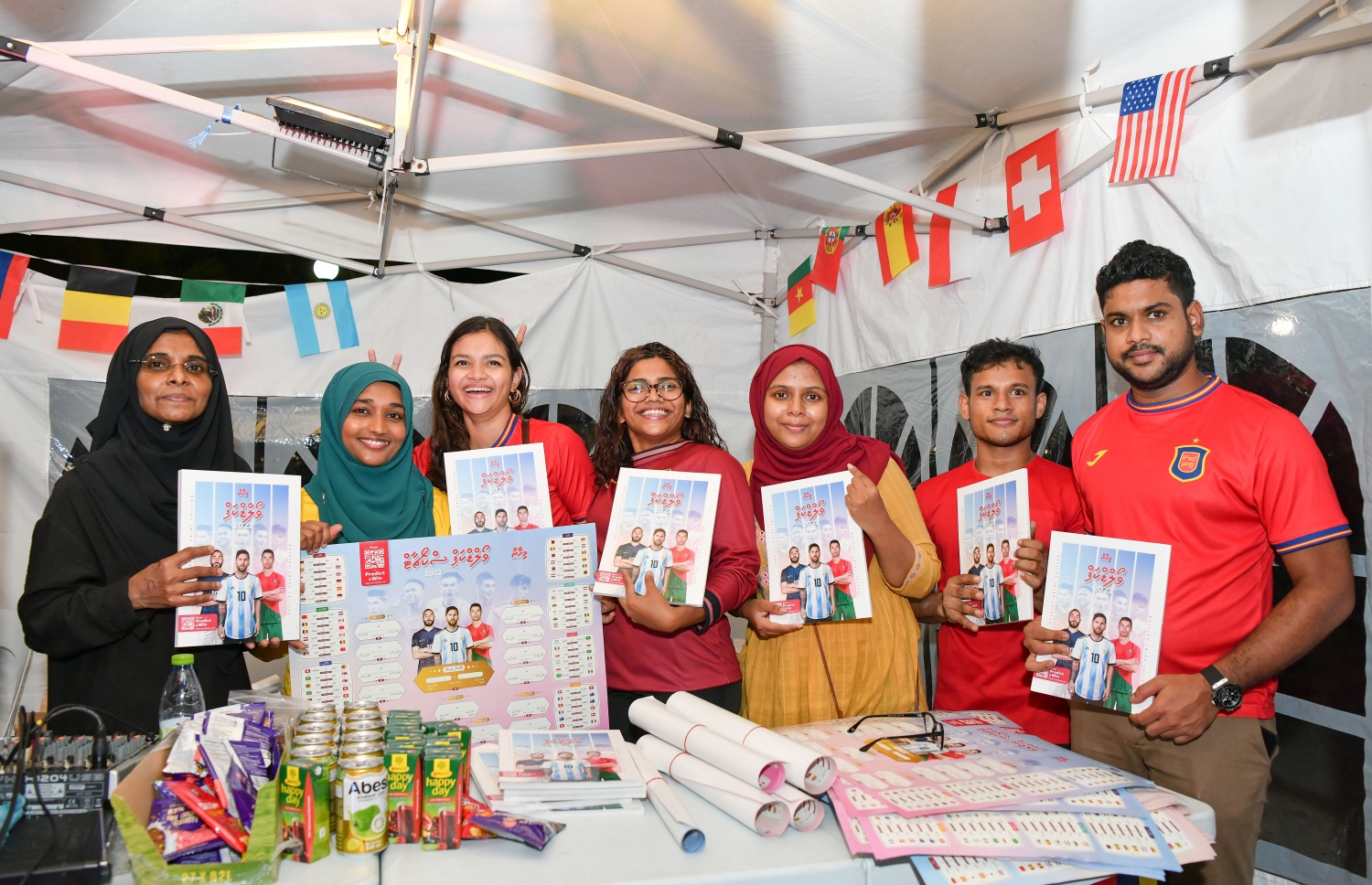 ގަތަރުގައި ފަށާ ވޯލްޑް ކަޕަަށް އަމާޒުކޮށް، "މިހާރު" އިން ތައްޔާރު ކުރި ގައިޑް "މިހާރު"ގެ ބައެއް މުވައްޒަފުން މިއަދު ދައްކާލަނީ:"މިހާރު" ގެ ވޯލްޑް ކަޕް ގައިޑްގެ އިތުރުން މިހާރުން ތައްޔާރު ކޮށްފައިވާ ސްކޯ ޗާޓް ވެސް ވަނީ ހިލޭ ބަހާފައި.-- ފޮޓޯ: ނިޝާން އަލީ/ މިހާރު