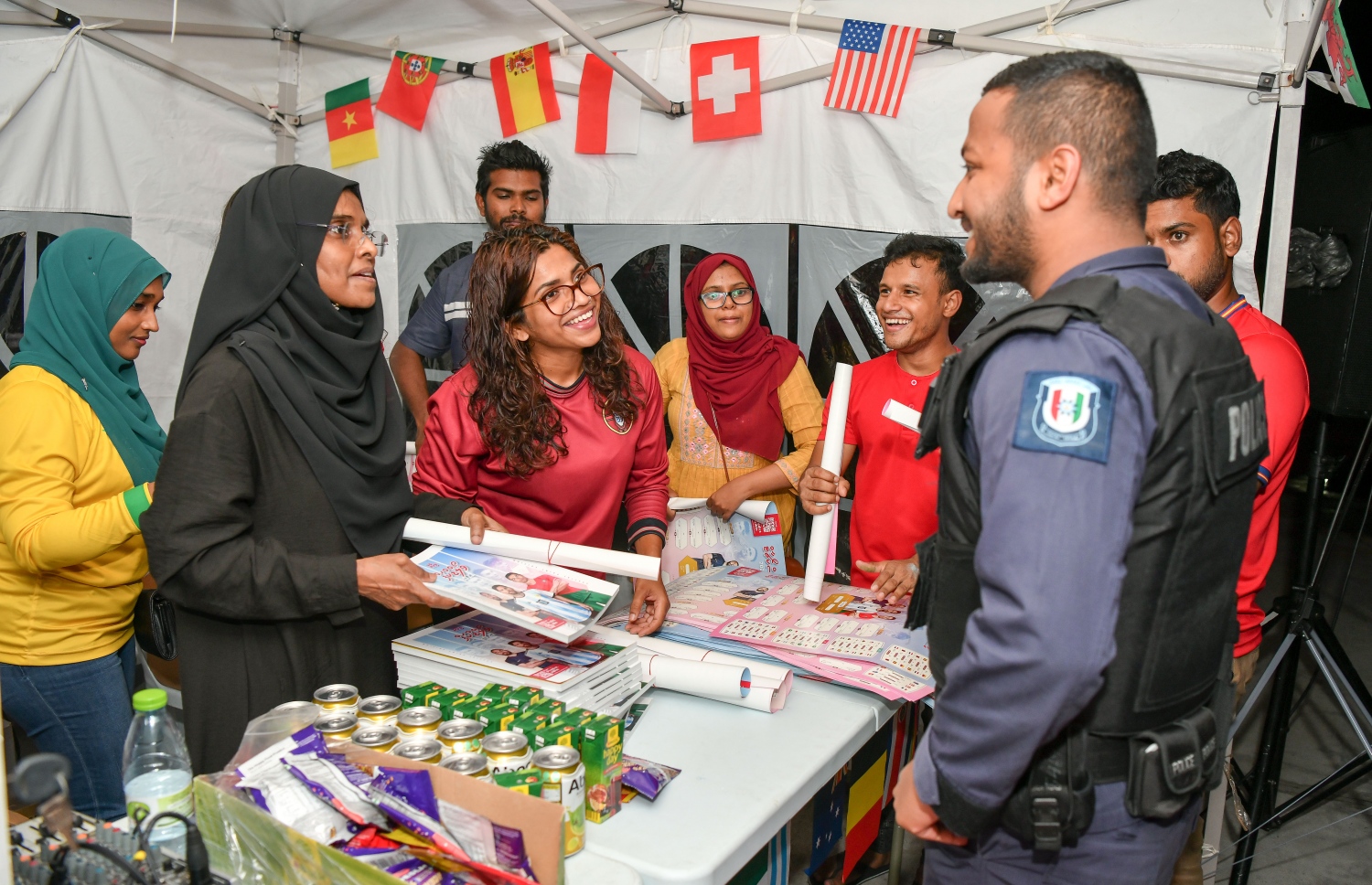 ގަތަރުގައި ފަށާ ވޯލްޑް ކަޕަަށް އަމާޒުކޮށް، "މިހާރު" އިން ތައްޔާރު ކުރި ގައިޑް އާޓިފިޝަލް ބީޗުގައި މިއަދު ބަހަނީ:"މިހާރު" ގެ ވޯލްޑް ކަޕް ގައިޑްގެ އިތުރުން މިހާރުން ތައްޔާރު ކޮށްފައިވާ ސްކޯ ޗާޓް ވެސް ވަނީ ހިލޭ ބަހާފައި.-- ފޮޓޯ: ނިޝާން އަލީ/ މިހާރު