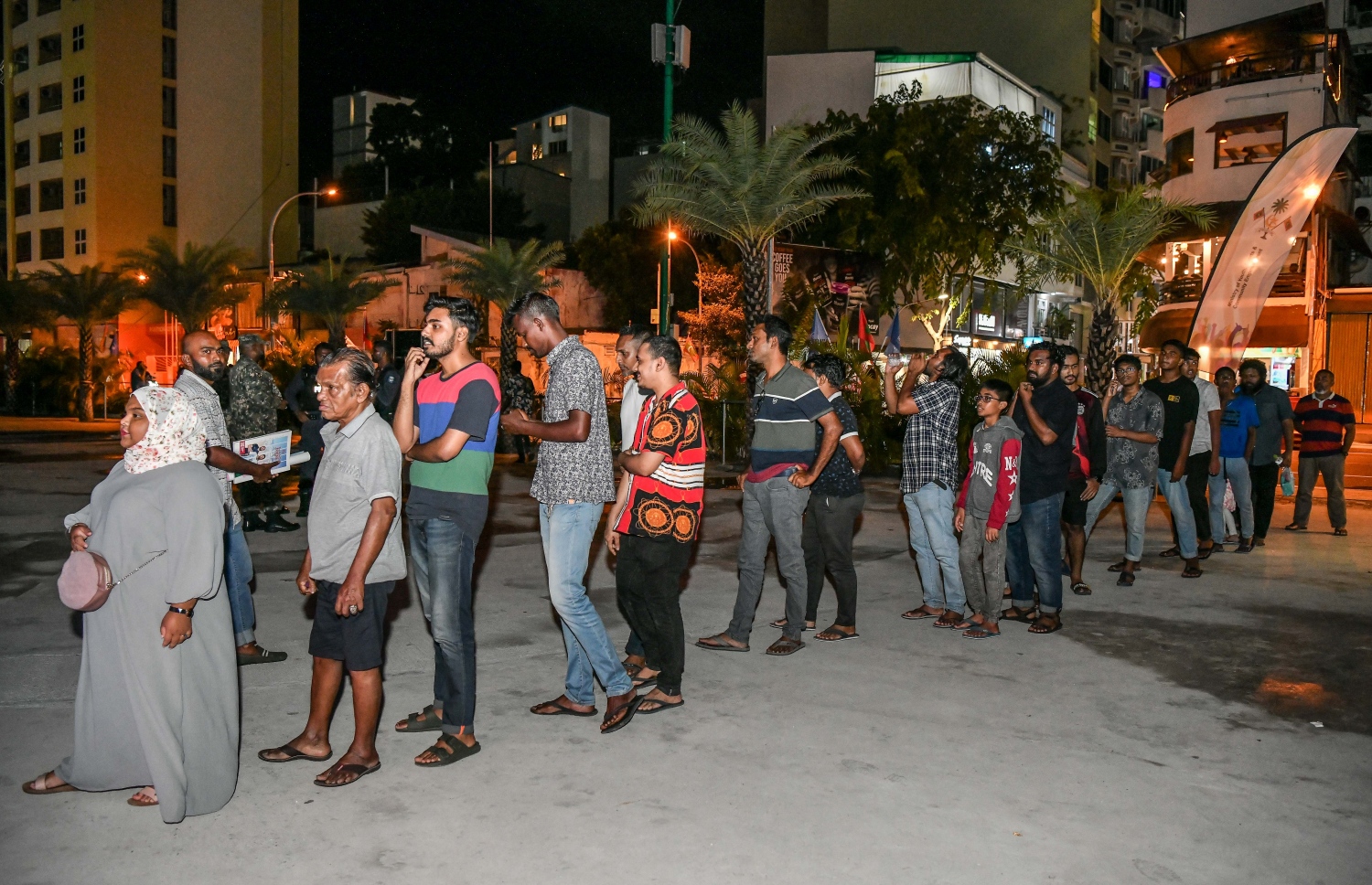 ގަތަރުގައި ފަށާ ވޯލްޑް ކަޕަަށް އަމާޒުކޮށް، "މިހާރު" އިން ތައްޔާރު ކުރި ގައިޑް އާޓިފިޝަލް ބީޗުގައި މިއަދު ބަހަނީ. ހަވީރު ފަހަކުން މިރޭ 10 ޖަހަންދެން ކުރިއަށް ގެނދިޔަ އިވެންޓްގައި، ގިނަ އަދަދެއްގެ އާންމުންނަށް ފޮތް ވަނީ ހިލޭ ބަހާފައި. ފޮތް ނެރުމުގެ ރަސްމިއްޔާތު ފެށުމުގެ ކުރިން ވެސް ގިނަ އަދަދެއްގެ ބަޔަކު ވަނީ އާޓިފިޝަލް ބީޗްގައި ކިޔު ހަދާފައި.-- ފޮޓޯ: ނިޝާން އަލީ/ މިހާރު