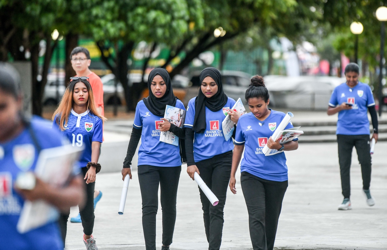 އާދިއްތަ ދުވަހު ގަތަރުގައި ފަށާ ވޯލްޑް ކަޕަަށް އަމާޒުކޮށް، "މިހާރު" އިން ތައްޔާރު ކުރި ގައިޑް ނެރުމަށް ބޭއްވި ރަސްމިއްޔާތުގައި ގައުމީ އަންހެން ފުޓްބޯޅަ ޓީމުގެ ކުޅުންތެރިން ބައިވެރިވަނީ:"މިހާރު" ގެ ވޯލްޑް ކަޕް ގައިޑްގެ އިތުރުން މިހާރުން ތައްޔާރު ކޮށްފައިވާ ސްކޯ ޗާޓް ވެސް ވަނީ ހިލޭ ބަހާފައި.-- ފޮޓޯ: ފަޔާޒް މޫސާ/ މިހާރު