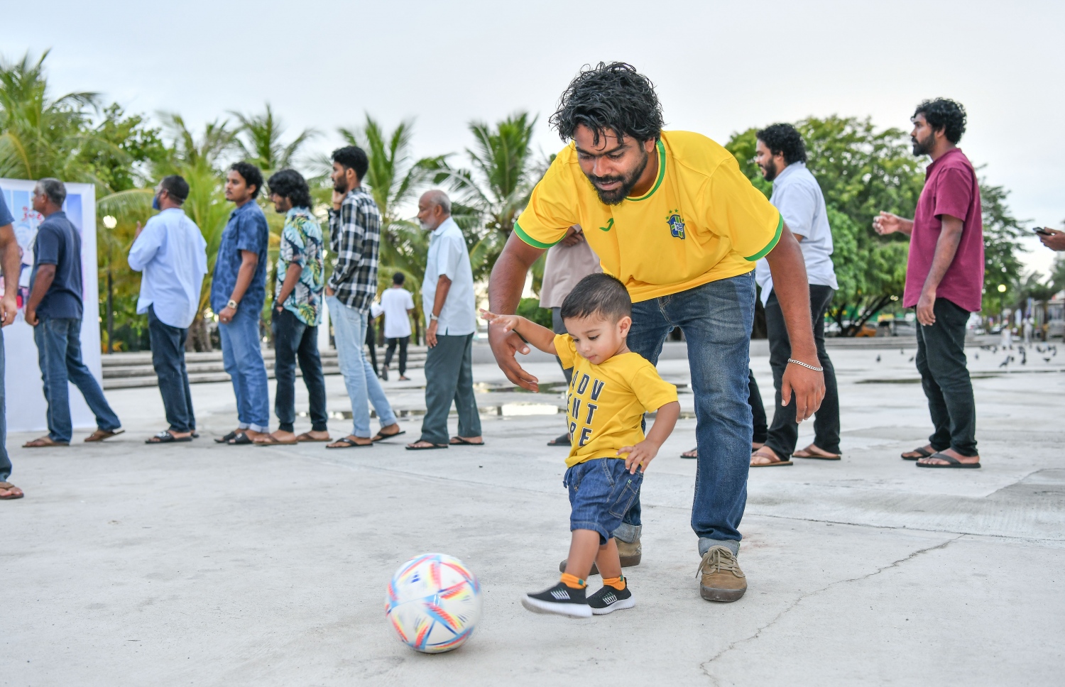 އާދިއްތަ ދުވަހު ގަތަރުގައި ފަށާ ވޯލްޑް ކަޕަަށް އަމާޒުކޮށް، "މިހާރު" އިން ތައްޔާރު ކުރި ގައިޑް ނެރުމަށް ބޭއްވި ރަސްމިއްޔާތުގެ ތެރެއިން:"މިހާރު" ގެ ވޯލްޑް ކަޕް ގައިޑްގެ އިތުރުން މިހާރުން ތައްޔާރު ކޮށްފައިވާ ސްކޯ ޗާޓް ވެސް ވަނީ ހިލޭ ބަހާފައި.-- ފޮޓޯ: ފަޔާޒް މޫސާ/ މިހާރު